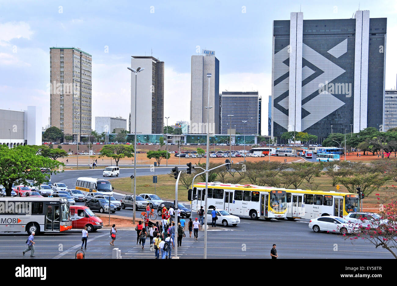 Scena di strada Banco do Brazil sede ( a destra) Brasile Brasilia Foto Stock