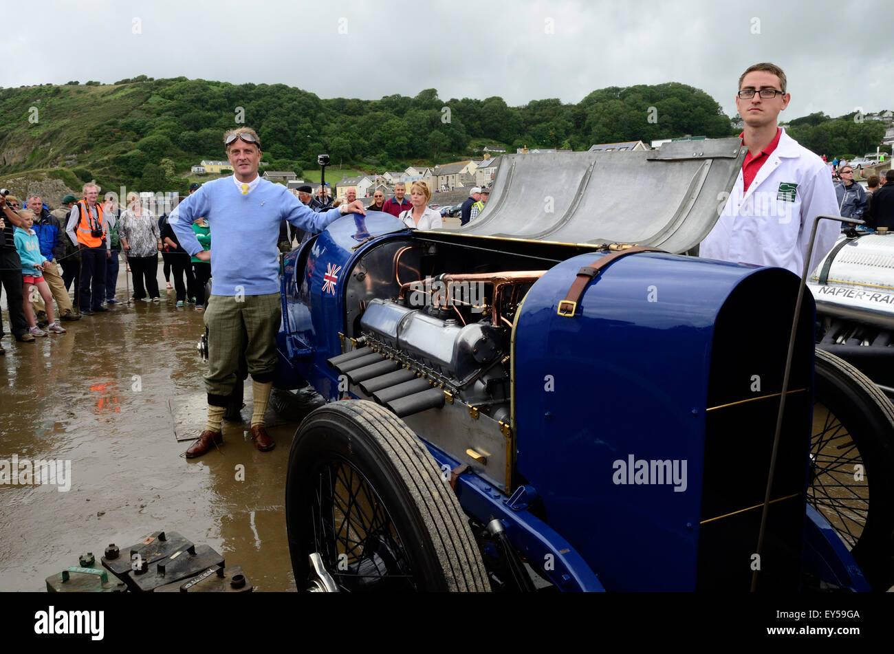 Don Galles nipote di Sir Malclom Campbell con uccello blu sunbeam racing car Pendine Sands Carmarthenshire Galles Foto Stock