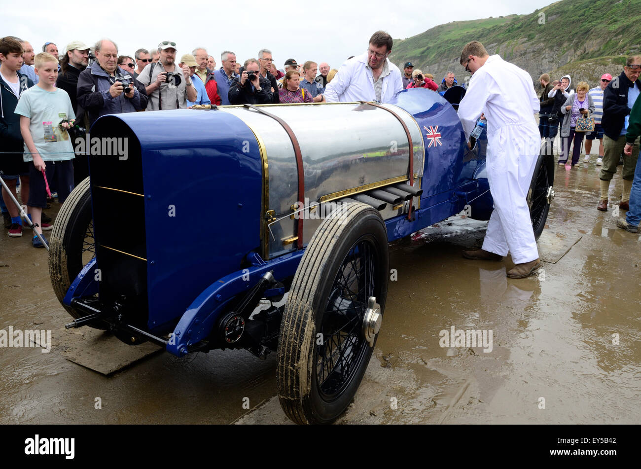 Preparazione su Blue Bird sunbeam racing car per una bassa velocità di esecuzione di dimostrazione da Don Galles Pendine Sands Carmarthenshire Galles Foto Stock