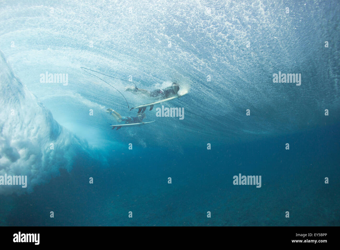 Surfers Diving attraverso la grande onda - Tavarua Viti Levu Figi Foto Stock