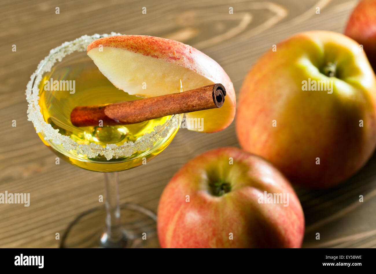 Cocktail con mela e cannella sul tavolo di legno Foto Stock