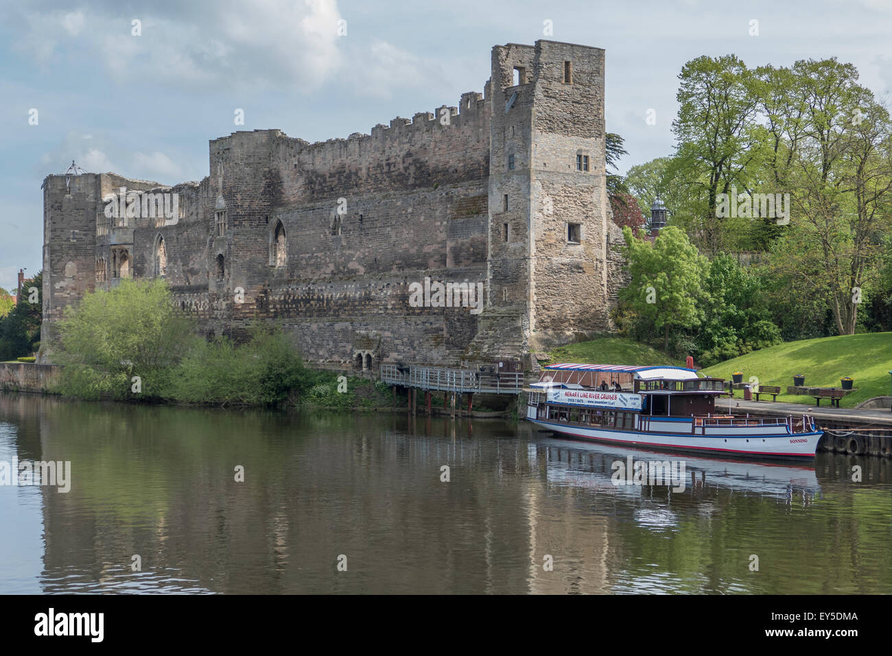 Inghilterra, Nottinghamshire, Newark-on-Trent, Castle & river Foto Stock