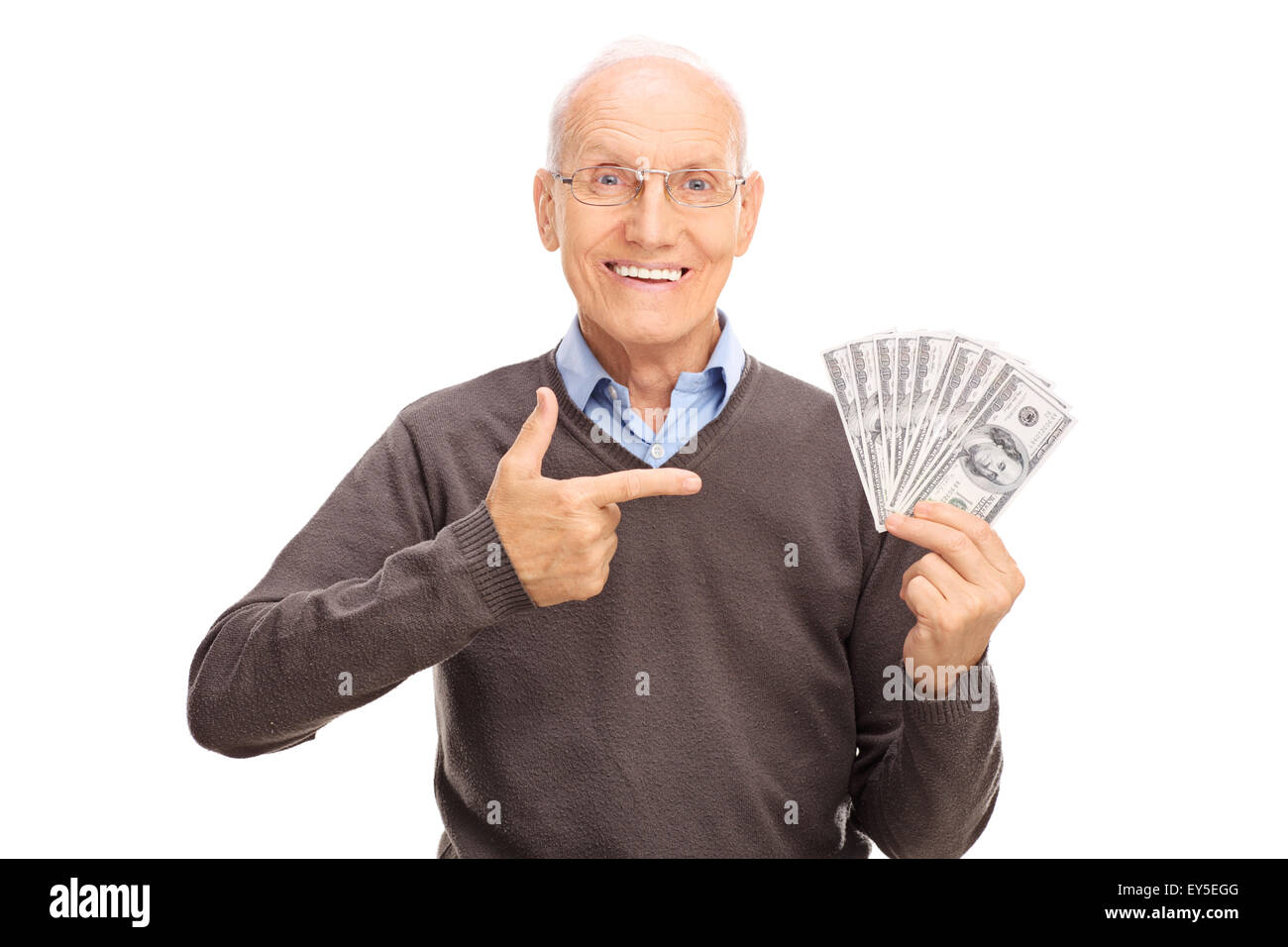 Felice senior gentleman una catasta di denaro e rivolta verso di loro con il suo dito isolati su sfondo bianco Foto Stock