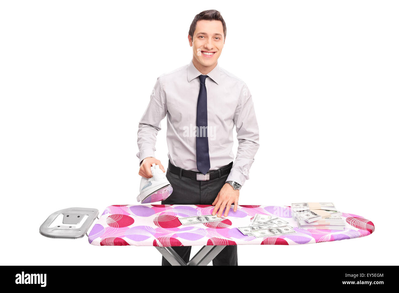 Studio shot di un giovane imprenditore denaro da stiro e asse da stiro isolati su sfondo bianco Foto Stock