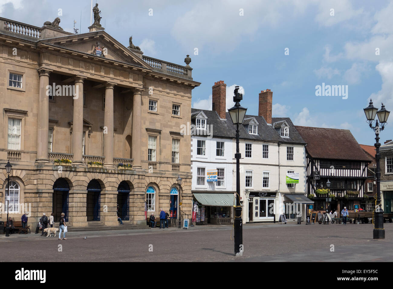 Inghilterra, Nottinghamshire, Newark-on-Trent, piazza principale & Buttermarket Foto Stock