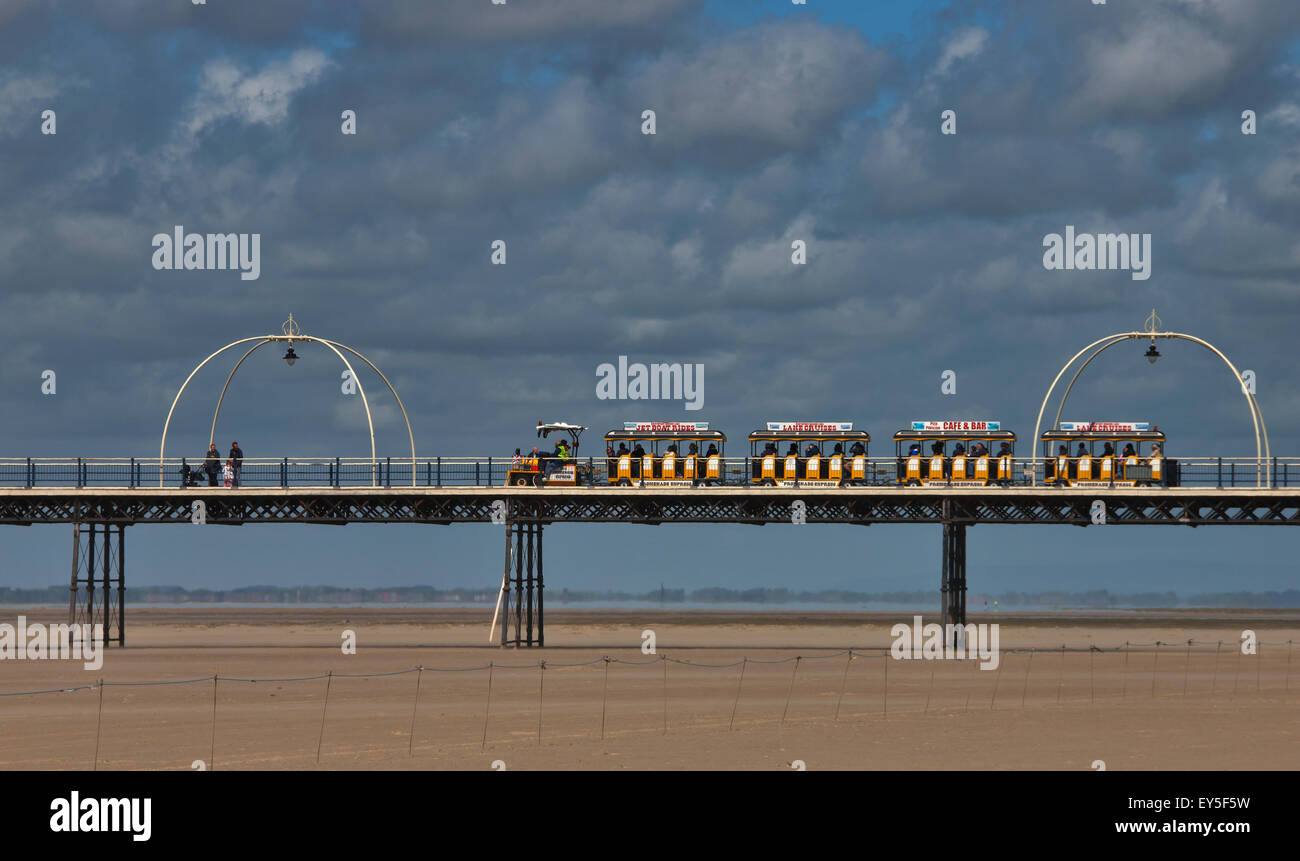 Treno sul molo spiaggia Southport Merseyside North West England Foto Stock