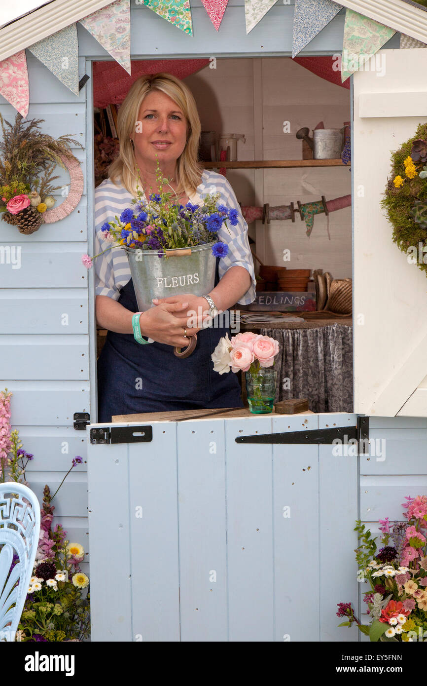 Tatton Park, Cheshire, Regno Unito 22 luglio, 2015. Elaine Morbo di Parkinson da Chorley con il suo 'Giardino Hideaways' Potting Shed presso il Parco Tatton RHS Flower Show. Credito: Cernan Elias/Alamy Live News Foto Stock