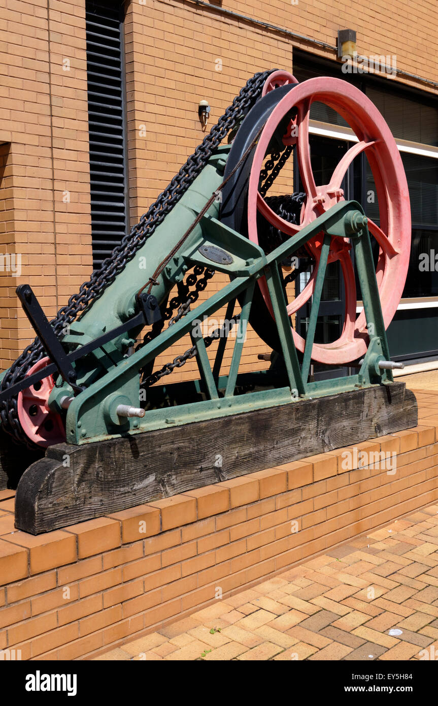Lato Dock winching macchina conservata come un pezzo di arte, la Baia di Cardiff, Galles, UK. Foto Stock