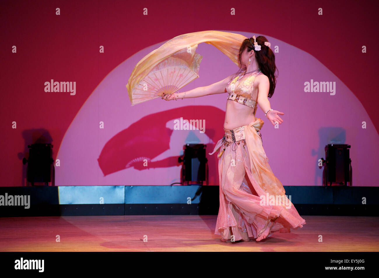 Bellydancer sul palco, spotlit. Foto Stock