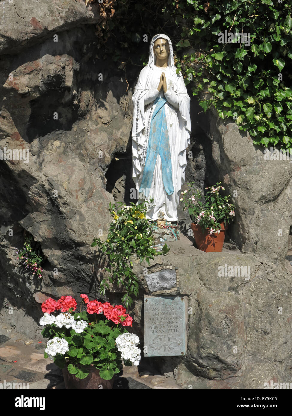 Vergine Maria statua al di fuori della Chiesa Cattolica, St Benedicts, Orford, Warrington, Cheshire, Inghilterra, Regno Unito Foto Stock