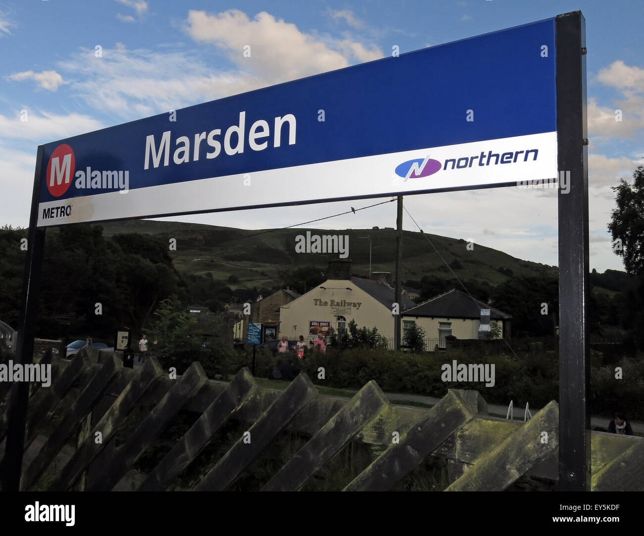 Marsden stazione ferroviaria segno,mantenuto dalla rampa del Nord, West Yorkshire Metro, England, Regno Unito Foto Stock