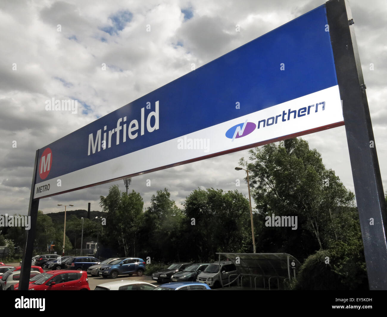 Mirfield stazione ferroviaria segno,mantenuto dalla rampa del Nord, West Yorkshire Metro, England, Regno Unito Foto Stock
