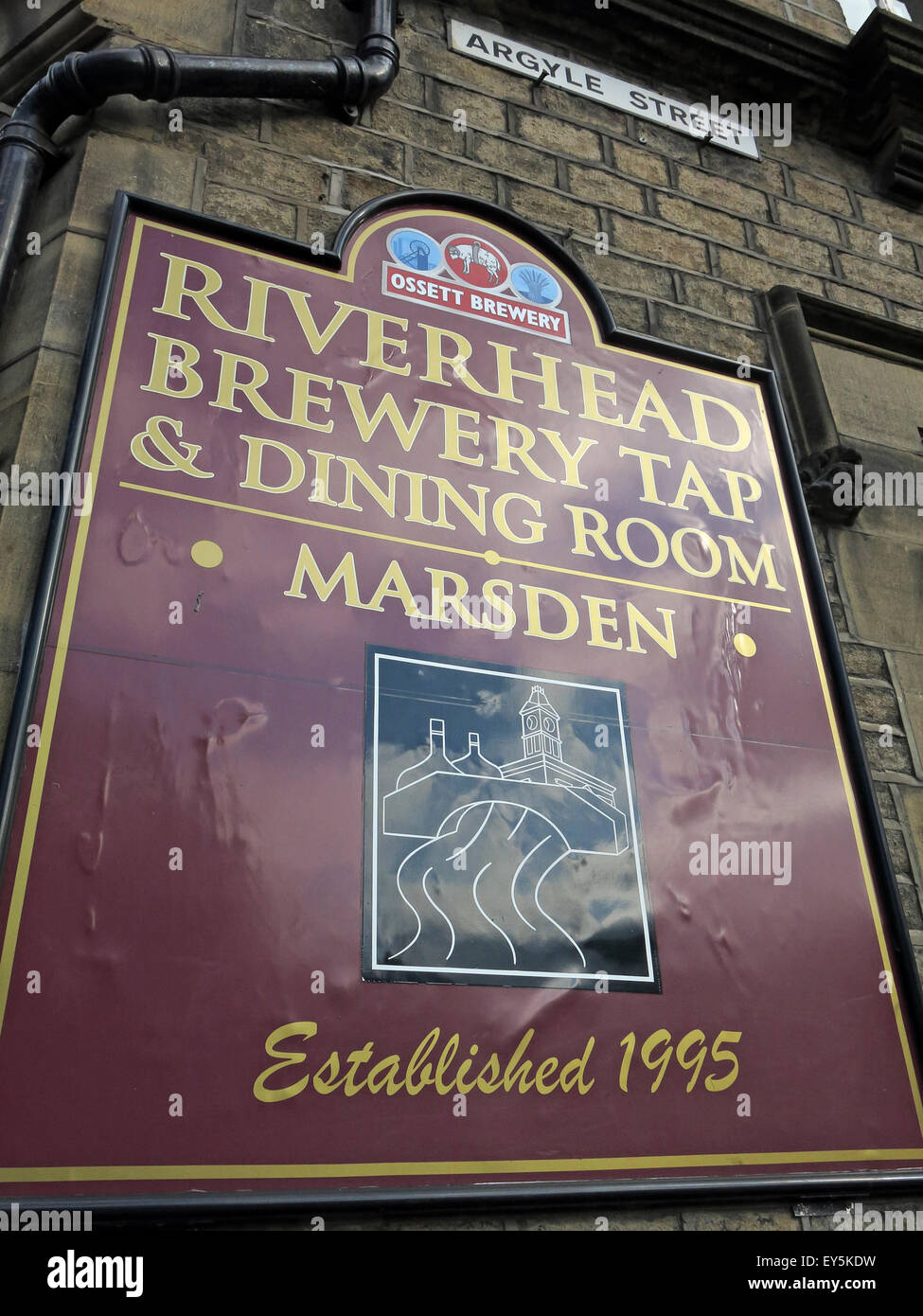 Riverhead pub birreria Marsden, West Yorkshire, Inghilterra, Regno Unito sul CAMRA aletrain rotta Foto Stock