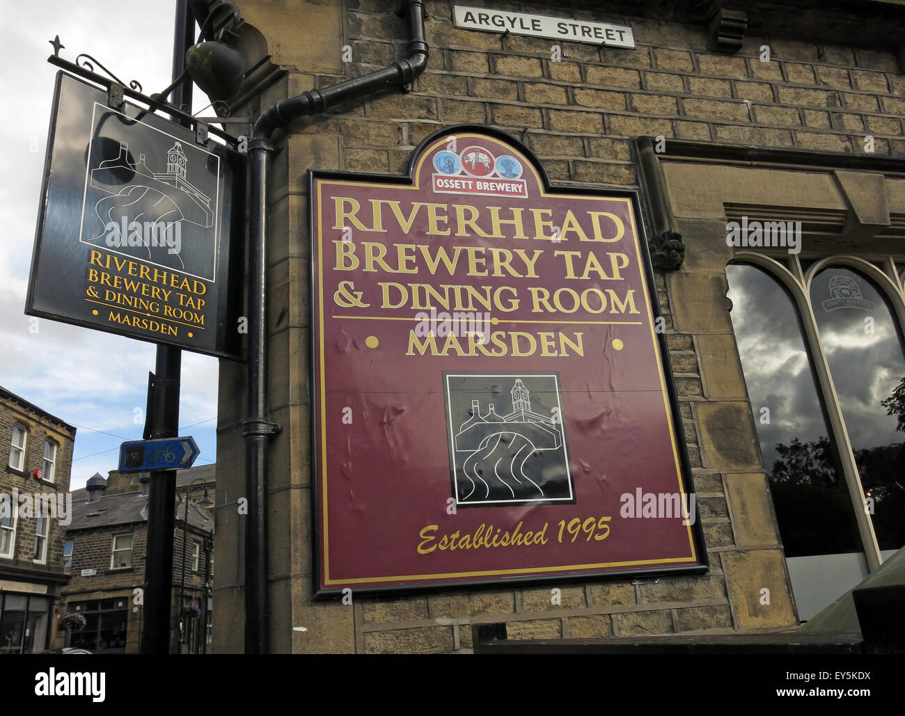 Riverhead pub birreria Marsden, West Yorkshire, Inghilterra, Regno Unito sul CAMRA aletrain rotta Foto Stock