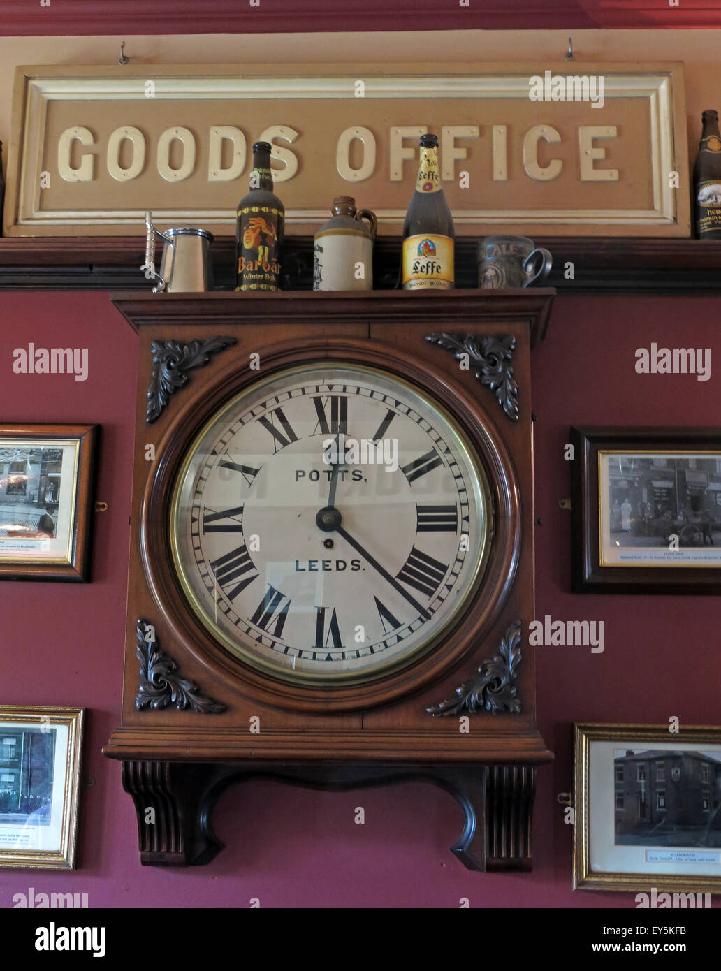 West Pub di equitazione, Dewsbury stazione ferroviaria, West Yorkshire, Inghilterra, Regno Unito - Ufficio Merci orologio Foto Stock