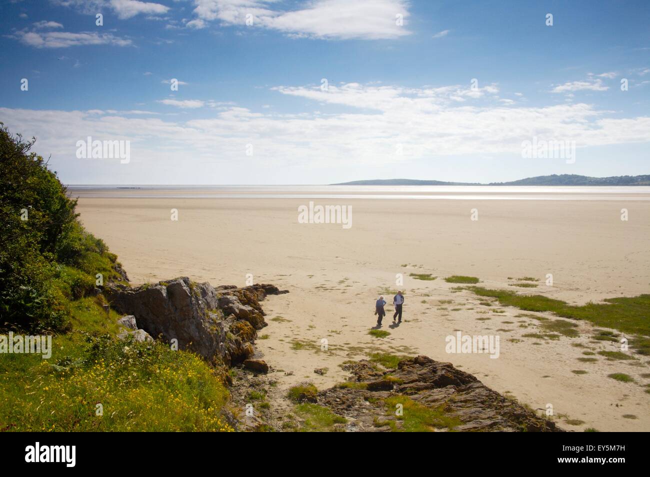 Walkers sulla baia di Morecambe situata a Arnside, Cumbria. Foto Stock