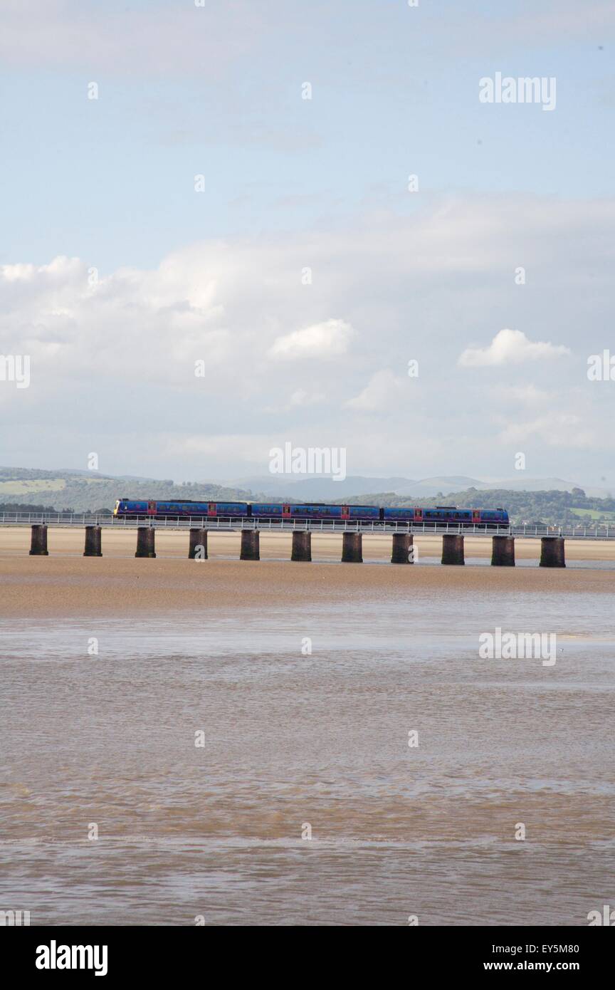 Il treno attraversa Kent estuario tra Arnside e Grange Over Sands, Cumbria, Inghilterra. Foto Stock