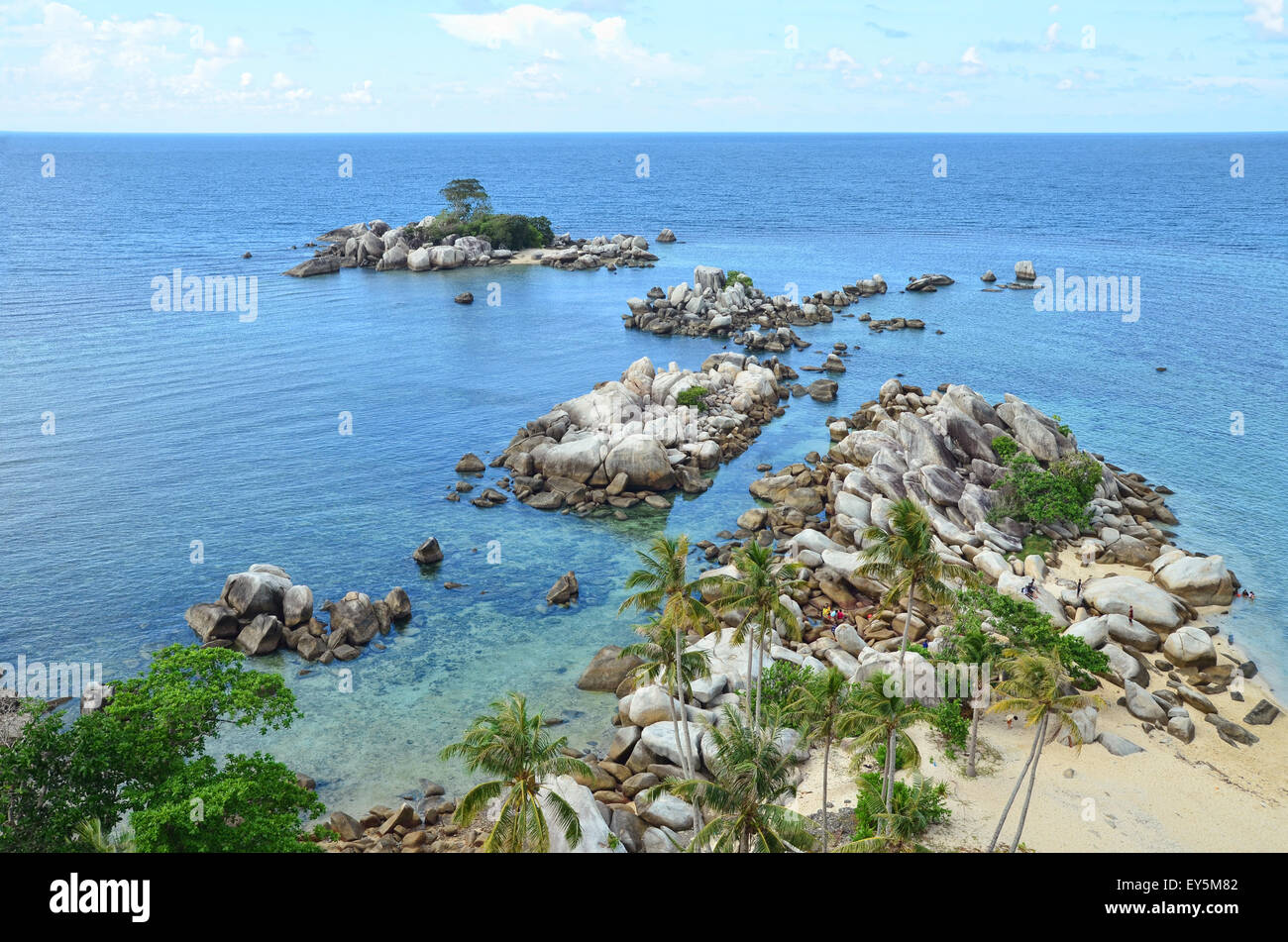 Elevato angolo di spiaggia rocciosa Foto Stock