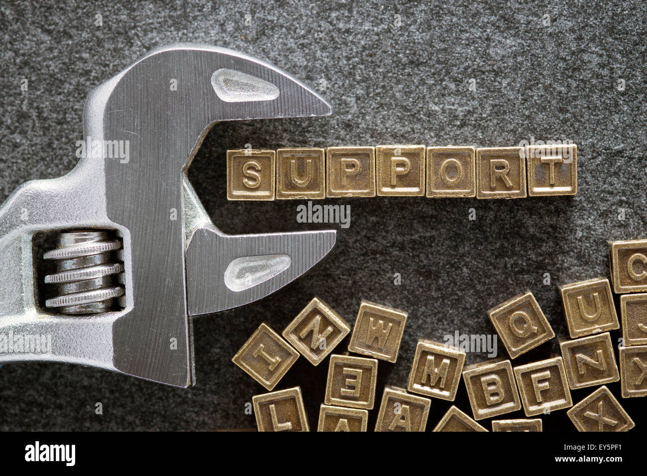 Parola di supporto costituito da diversi blocchi metallici con una chiave regolabile sulla lavagna Foto Stock