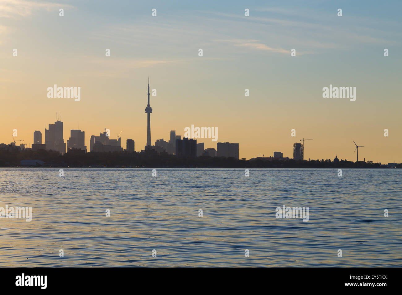 Toronto Skyline Silhouette a Sunrise dal lago Ontario con spazio per il testo Foto Stock