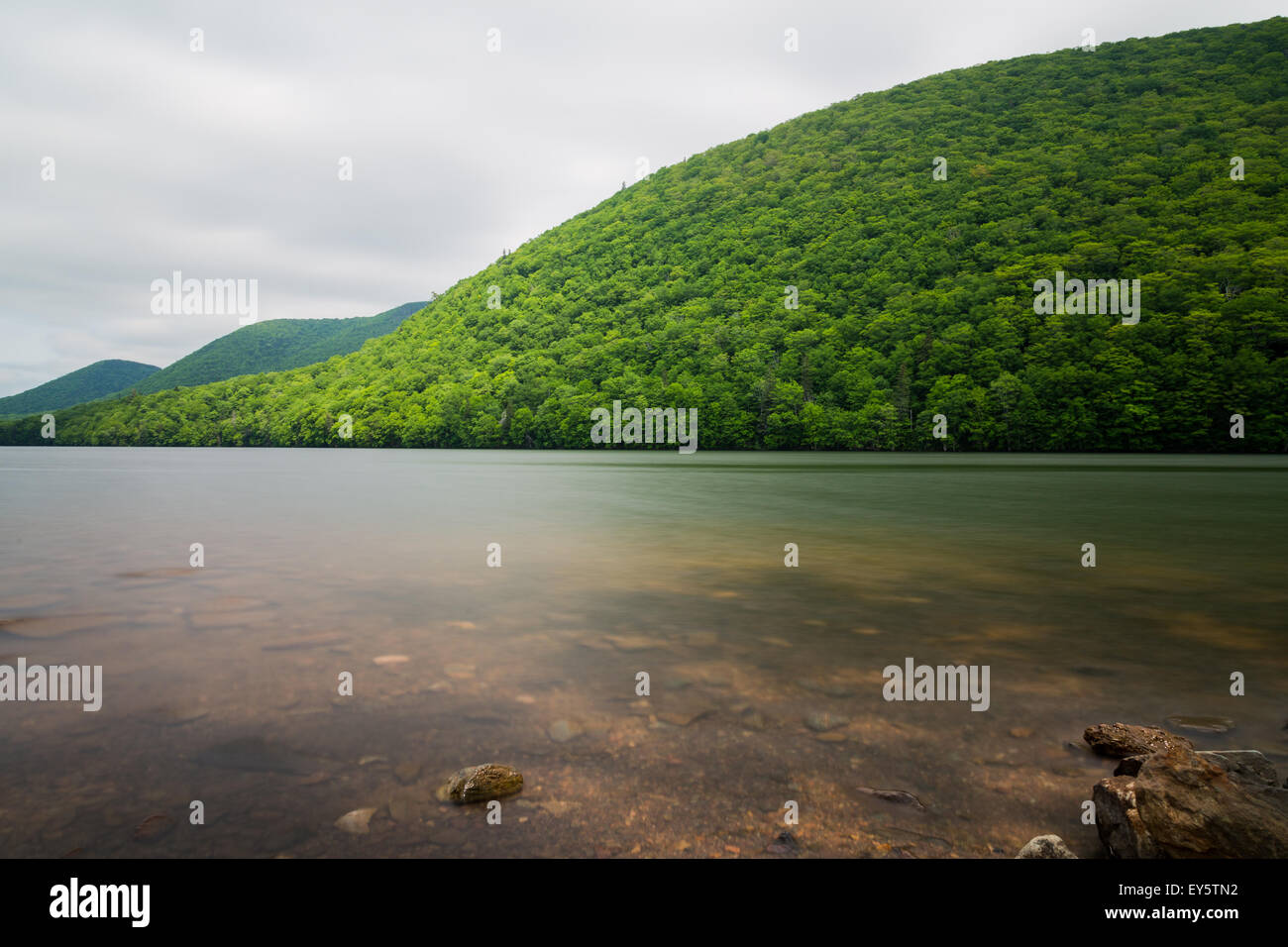 Colline e laghi in Cape Breton Island durante il giorno preso con una lunga esposizione Foto Stock