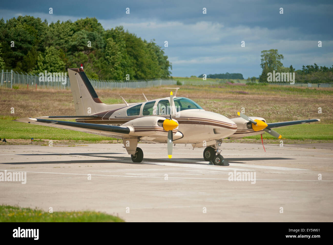 Registrati civile aerei operativi attraverso Inverness Dalcross Aeroporto in Scozia settentrionale. Foto Stock
