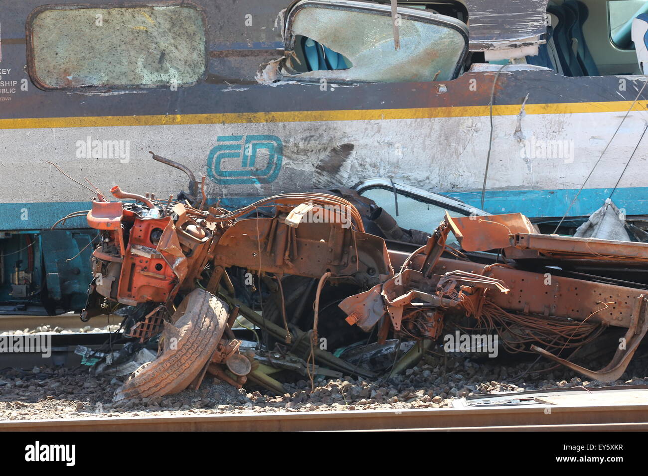 Studenka, Moravia Repubblica Ceca. 22 Luglio, 2015. Distrutto treno pendolino dopo una collisione con un camion polacco a un attraversamento ferroviario nella città di Studenka, la Moravia del nord, nella Repubblica ceca il mercoledì 22 luglio, 2015. Due persone sono morte in una collisione e 20 feriti. Il treno era voce da Bohumin a Frantiskovy Lazne. Il conducente del carrello viene guidato all'incrocio ferroviario nonostante le luci di avvertimento. Credito: CTK/Alamy Live News Foto Stock