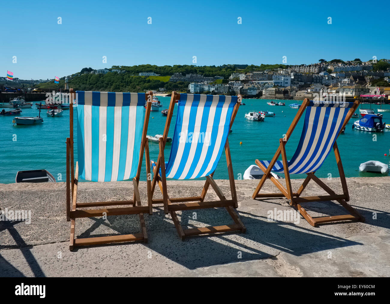 Sedie a sdraio allineate sul lungomare di St Ives, Cornwall, Regno Unito Foto Stock