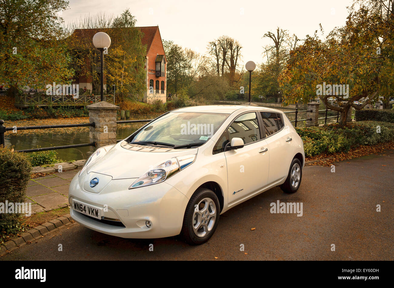 La Nissan Leaf con motore elettrico salone auto parcheggiate in Chippenham UKt Foto Stock