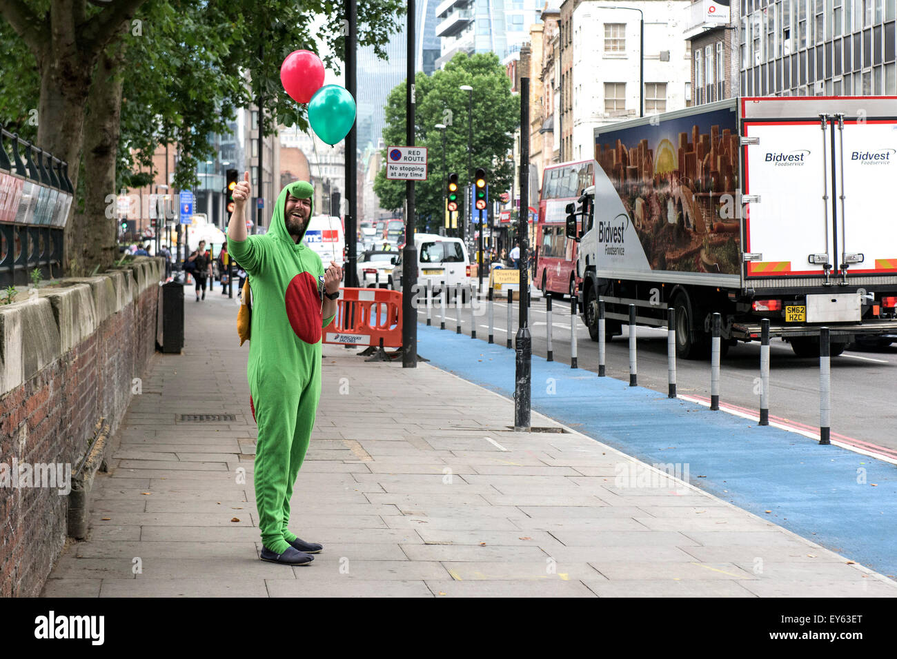 Un lavoratore di beneficenza in fancy dress costume. Foto Stock