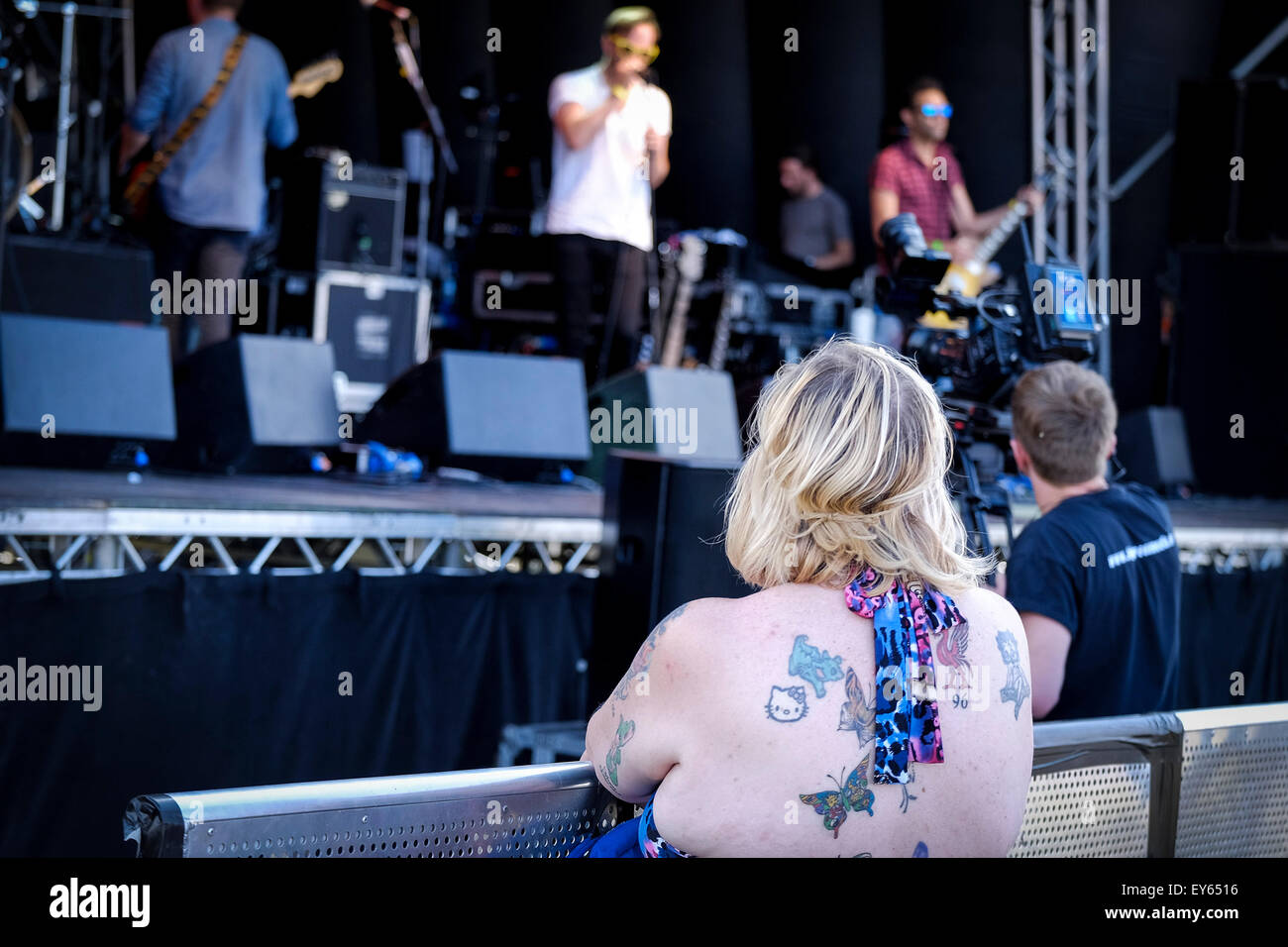 Una donna con tatuaggi al Brentwood Festival 2015. Foto Stock