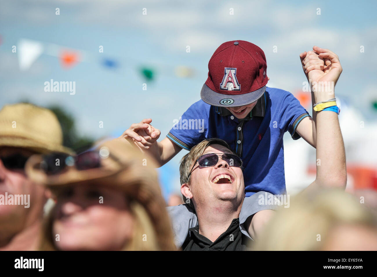 Un pubblico giovane stati al Brentwood Festival 2015. Foto Stock