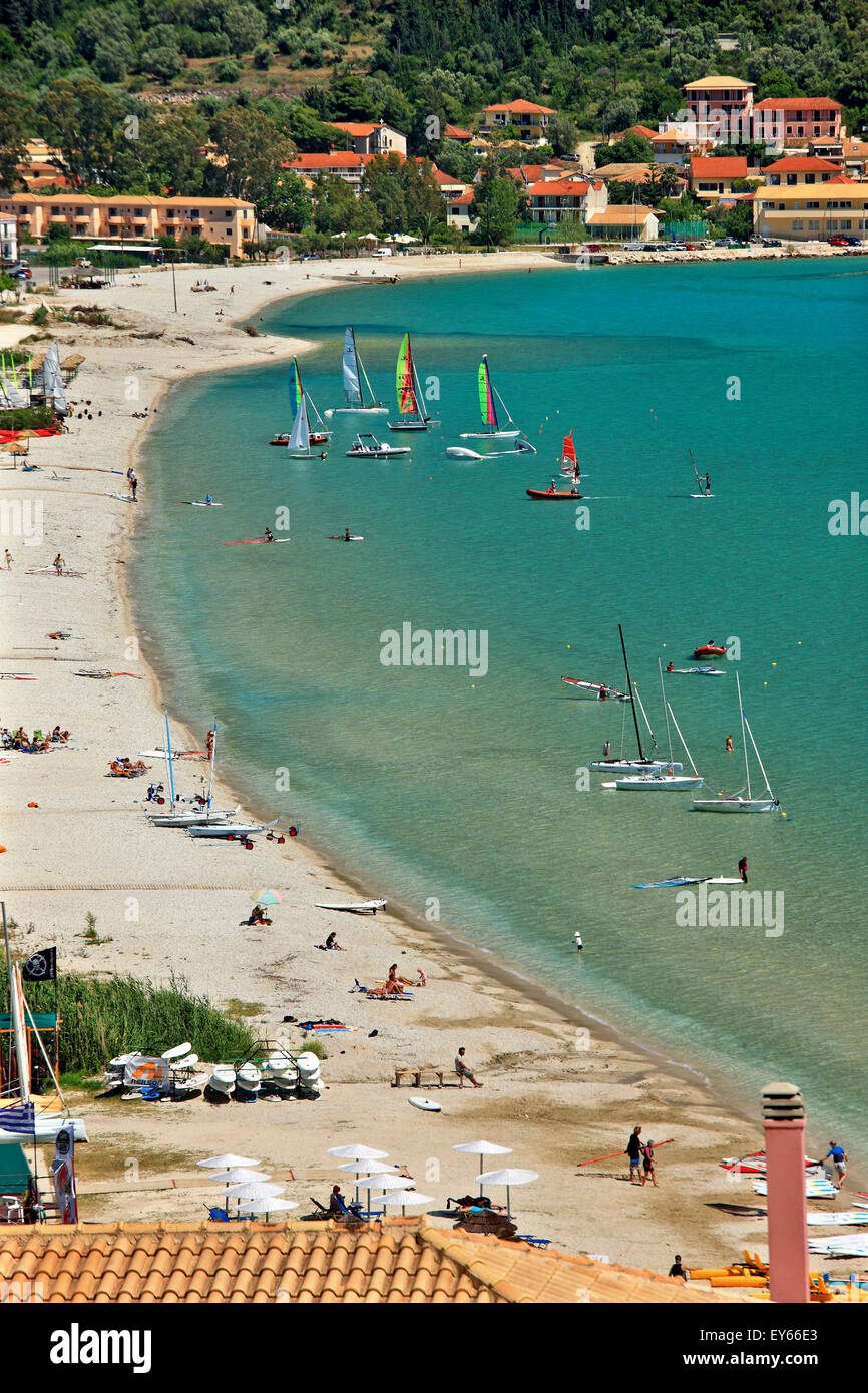 Vasiliki beach, un wind e kite surfers' 'Paradise' in Lefkada (o 'Lefkas') isola, mare Ionio, Grecia. Foto Stock