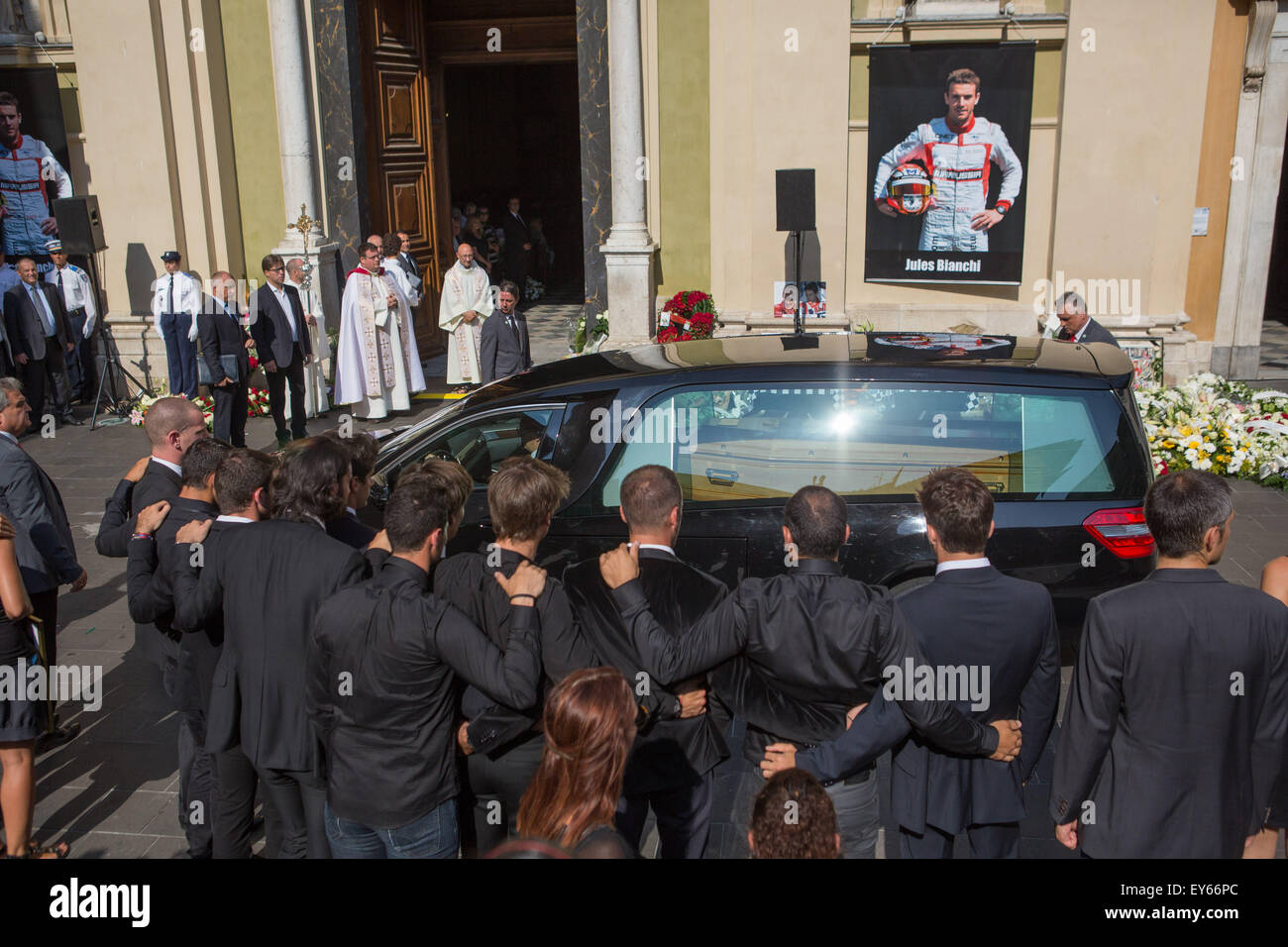 Cattedrale Sainte Raparate, Nice, Francia. 21 Luglio, 2015. Il funerale di Jules Biachi, ex pilota di F1 per Marussia F1 nel Campionato del Mondo di Formula Uno FIA. Bianchi è morto il 17 Luglio da lesioni ricevute in giapponese di F1 Grand Prix sul circuito di Suzuka, in Giappone il 5 ottobre 2014. Il funebre arriva con la bara Credito: Azione Sport Plus/Alamy Live News Foto Stock