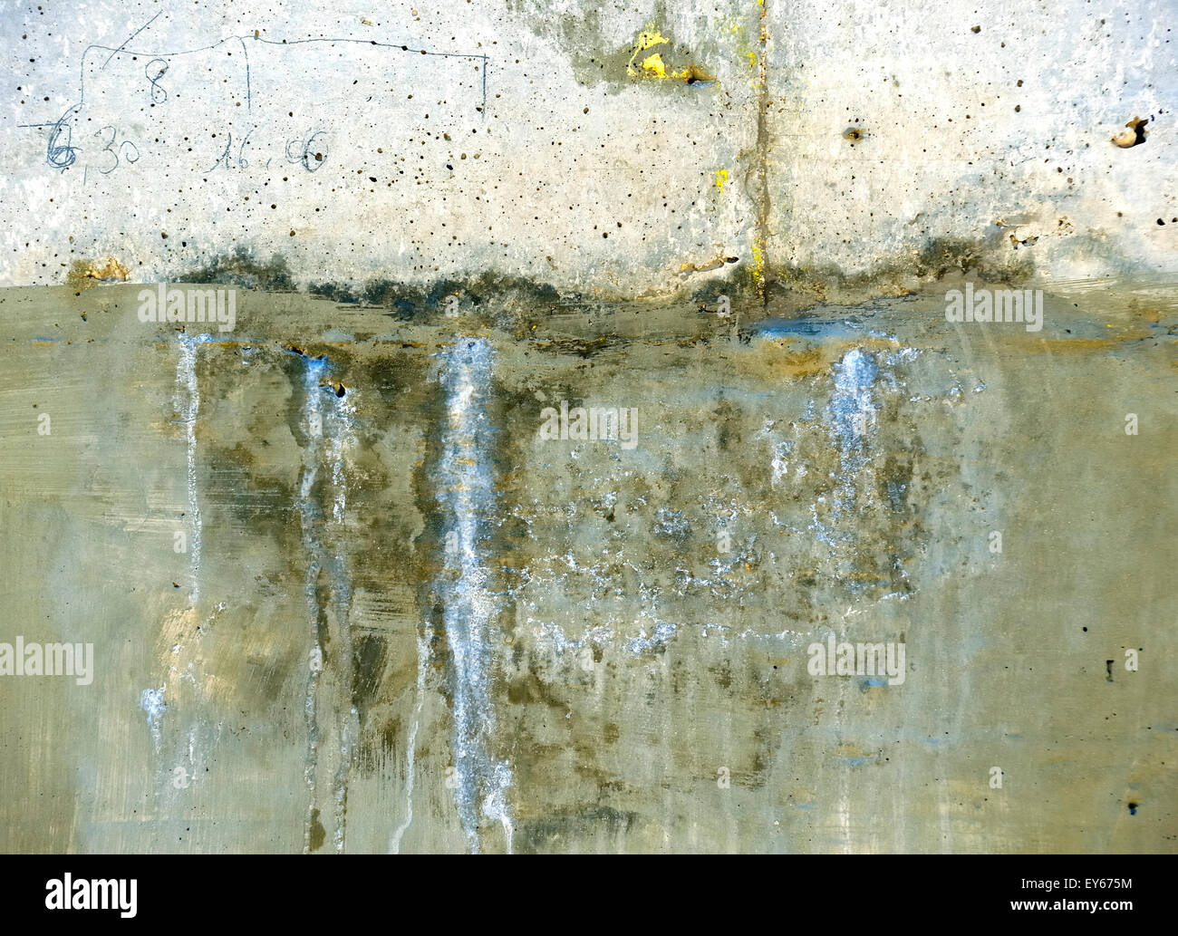 Infiltrazioni di acqua in un muro di cemento attraverso una fessurazione Foto Stock