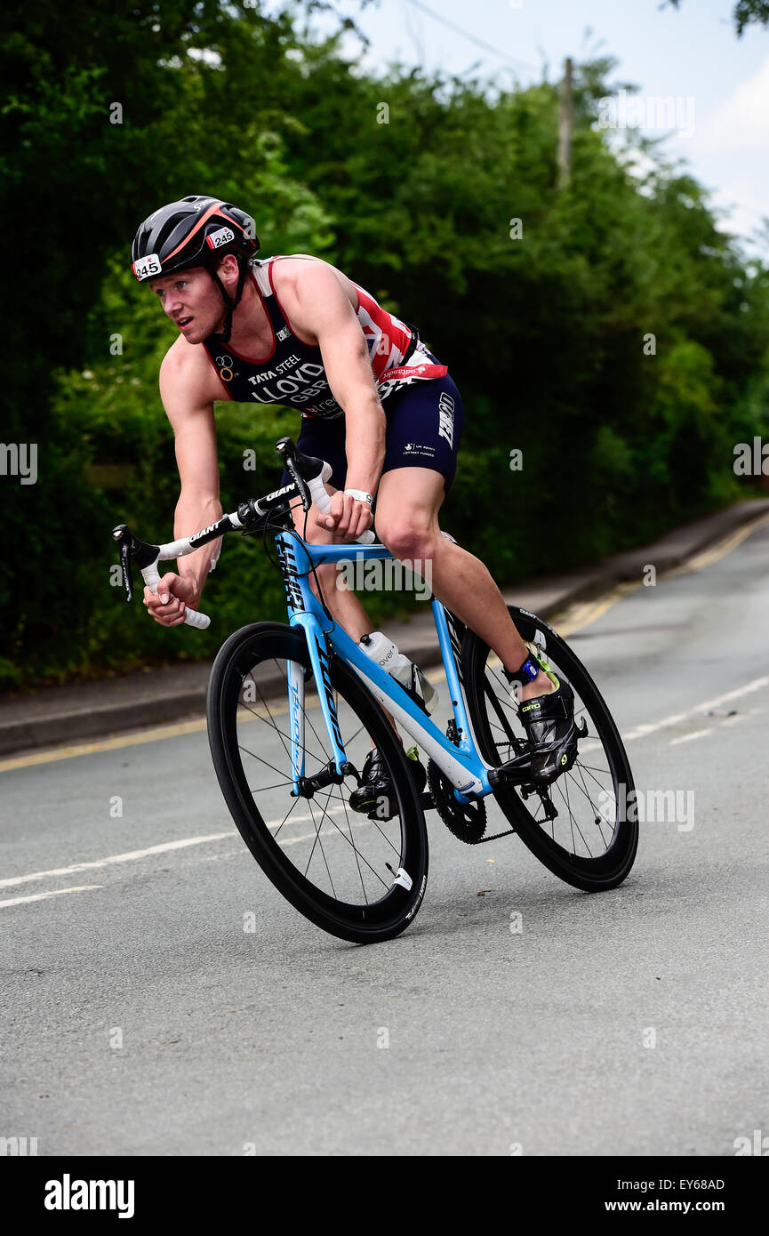 Team GBR Triatleta Liam Lloyd sulla moto suddivise durante il 2015 Jenson Button fiducia Triathlon in aiuto della ricerca sul cancro Foto Stock