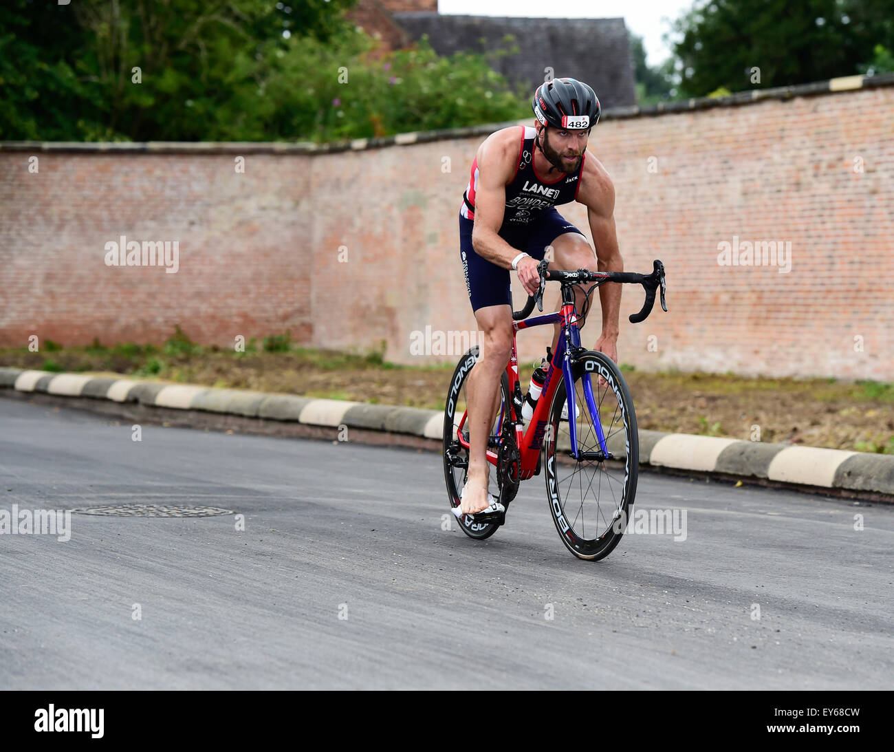 Team GBR Triatleta Bowden Adam sulla moto suddivise durante il 2015 Jenson Button fiducia Triathlon in aiuto della ricerca sul cancro Foto Stock