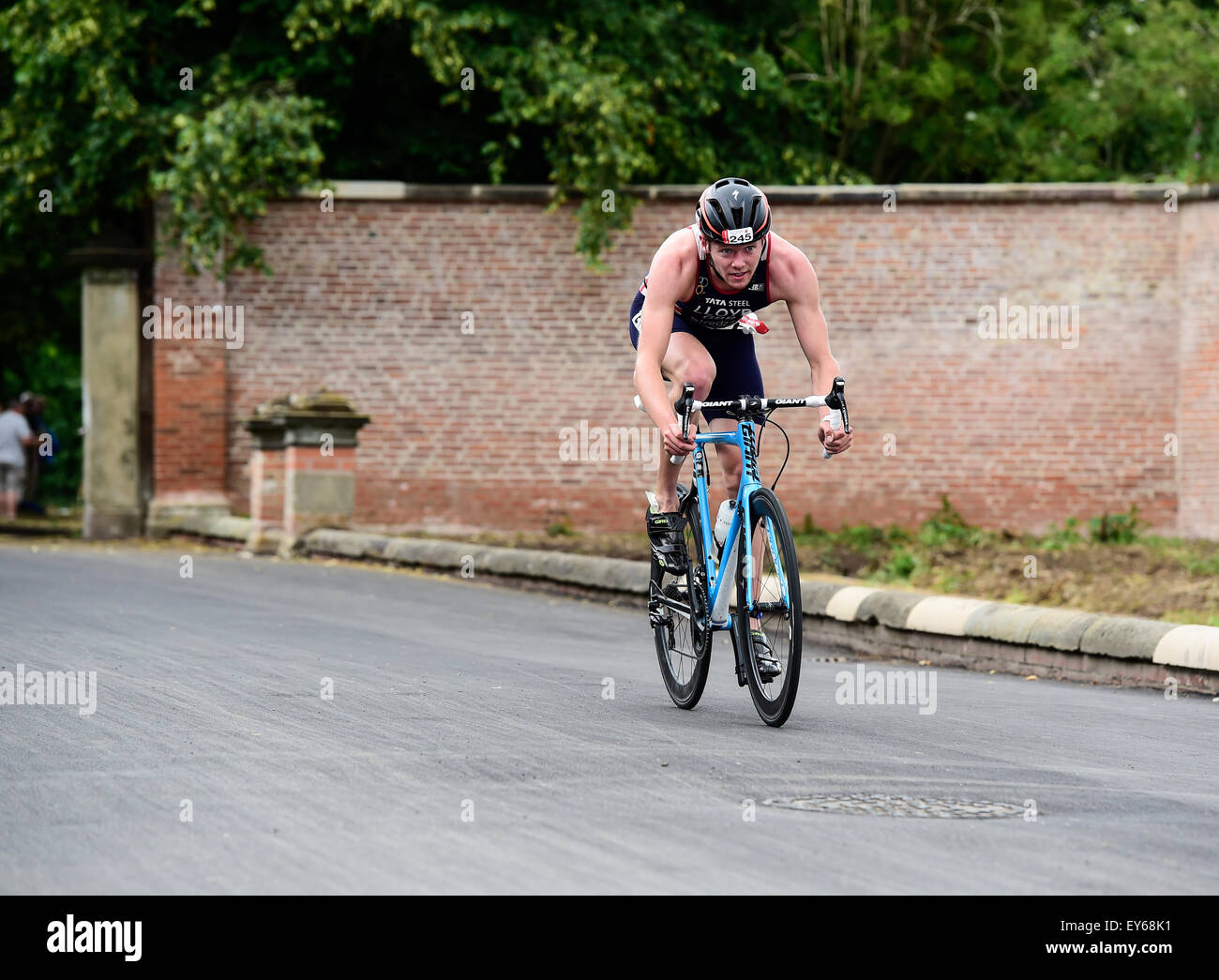 Team GBR Triatleta Liam Lloyd sulla moto suddivise durante il 2015 Jenson Button fiducia Triathlon in aiuto della ricerca sul cancro Foto Stock