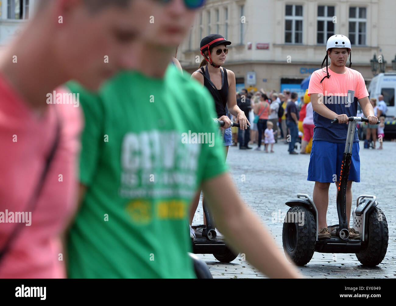 Praga, Repubblica Ceca. 17 Luglio, 2015. I turisti amano cavalcare un personal transporter - due ruote motorizzato elettrico veicolo chiamato segway nel centro di Praga Repubblica Ceca, luglio 17, 2015. © Katerina Sulova/CTK foto/Alamy Live News Foto Stock