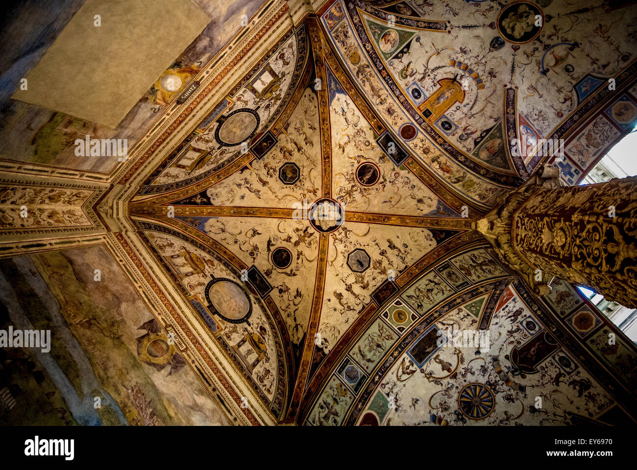 Soffitto di Palazzo Vecchio con vista su Piazza della Signoria. Firenze, Italia. Foto Stock