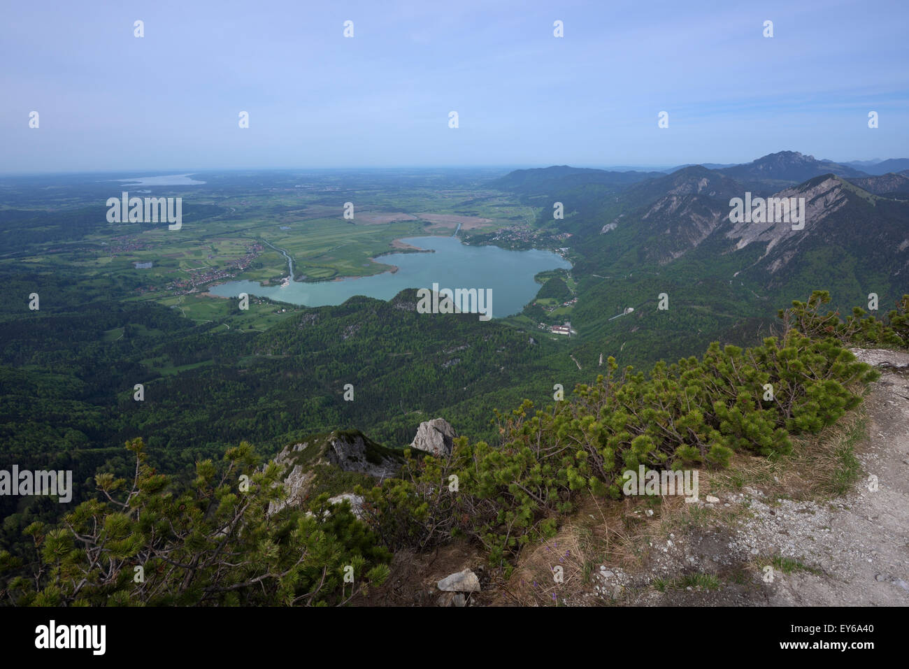 Vista del lago Kochelsee dal vertice Herzogstand, Baviera, Germania Foto Stock