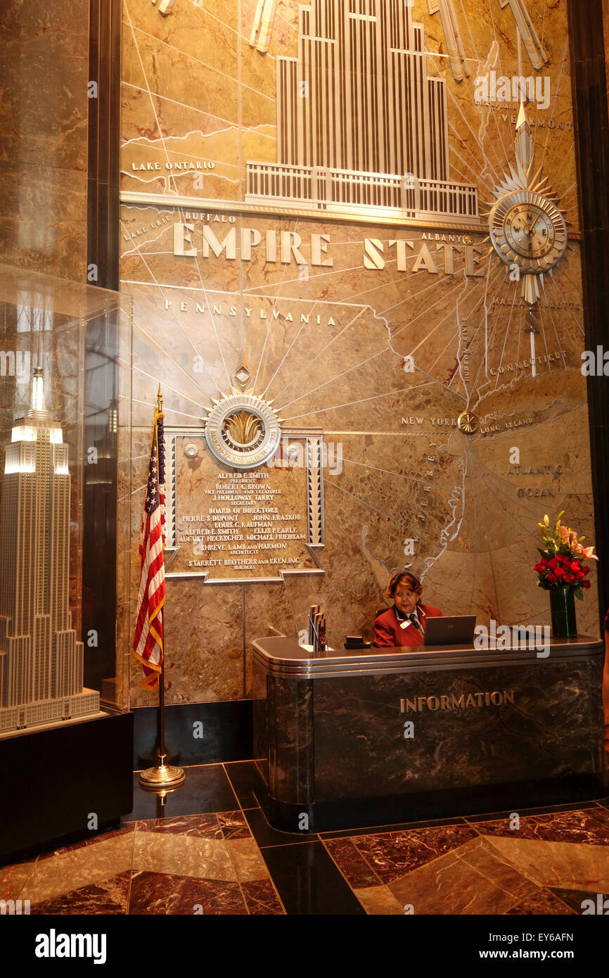Ingresso a Empire State Building, banco informazioni e il murale di edificio, Manhattan, New York City, Stati Uniti d'America. Foto Stock