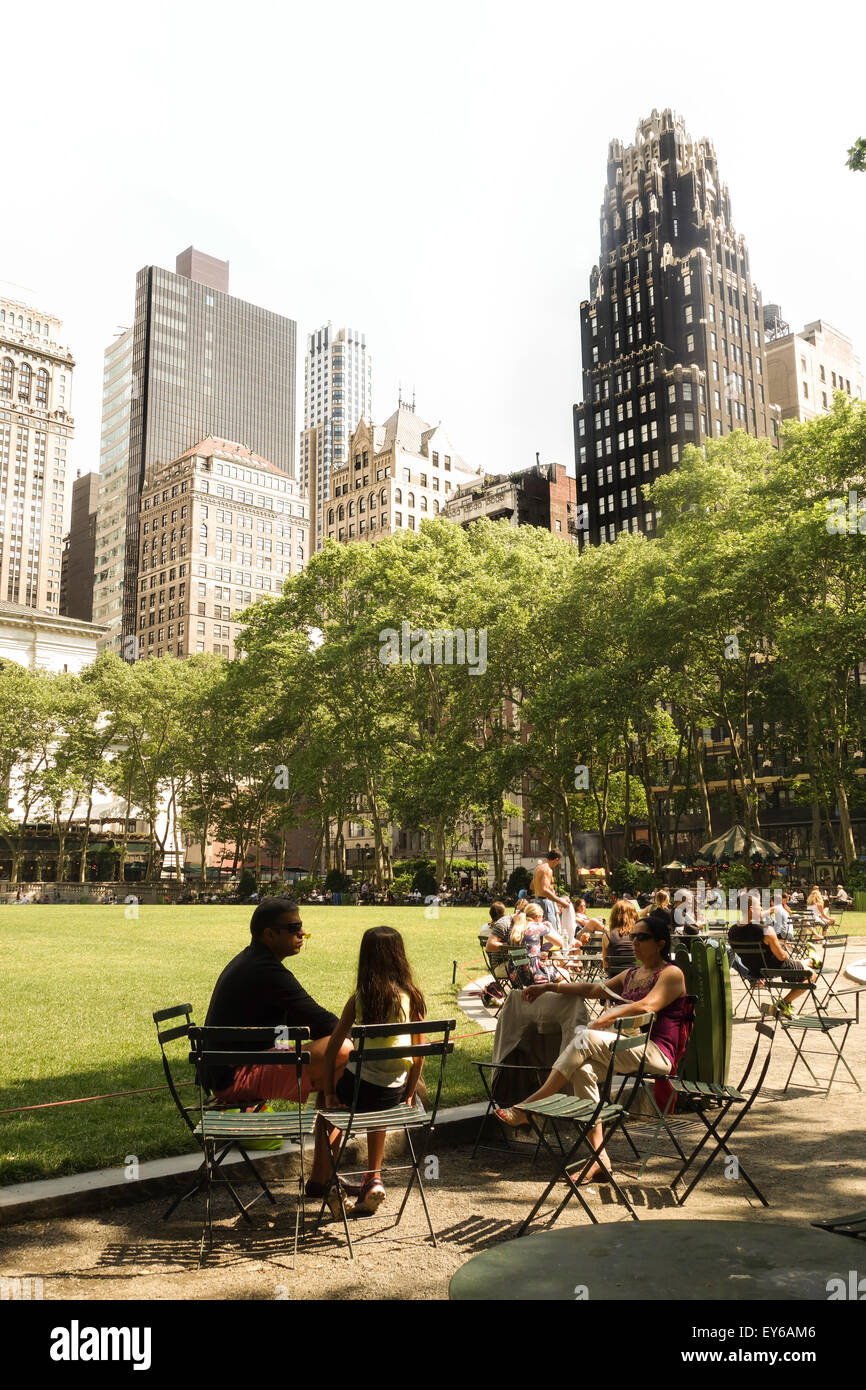 Il grande prato, pubblica Bryant Park in una giornata calda, New York Public Library, New York Manhattan. Stati Uniti d'America Foto Stock