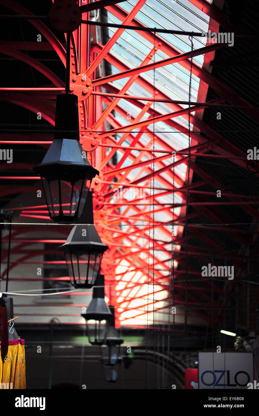 Una fila di lanterne sul tetto di un mercato a Dublino in Irlanda. Foto Stock