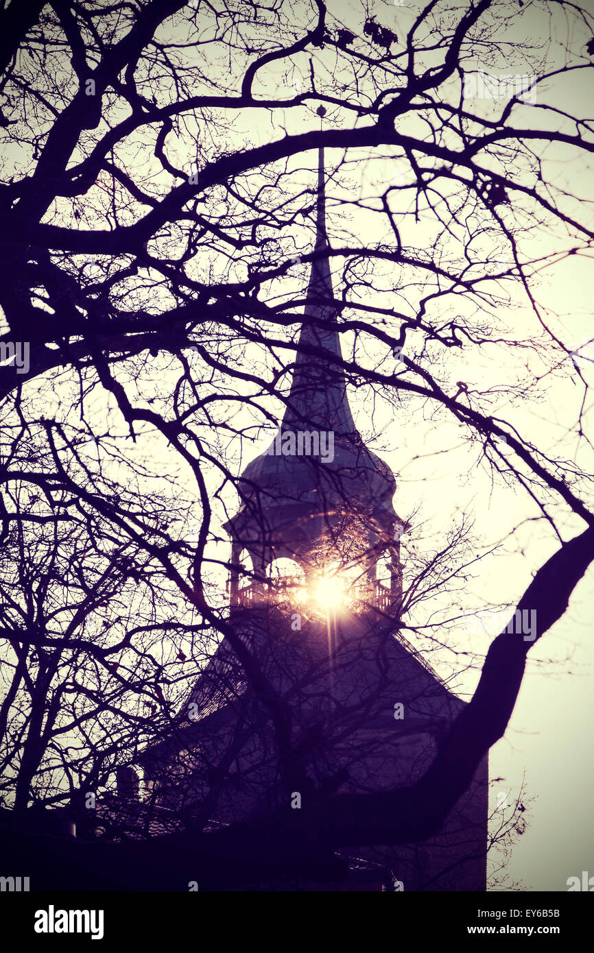 Vintage instagram filtrata foto del misterioso o scary campanile della chiesa di silhouette al tramonto. Foto Stock