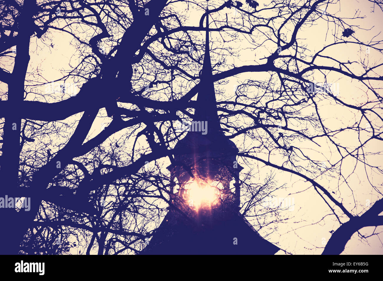 Vintage instagram filtrata foto del misterioso o scary campanile della chiesa di silhouette al tramonto. Foto Stock