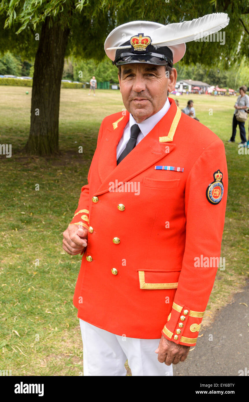 Henley-on-Thames, Oxfordshire RG1ESSERE, Regno Unito 22 Giugno 2015. La Queen's marcatore Barbiere di David arriva a Henley. Swan batte in volata è il censimento annuale della popolazione di cigno sul Tamigi tra Middlesex e Oxfordshire. Credito: Michael Winters/Alamy Live News Foto Stock