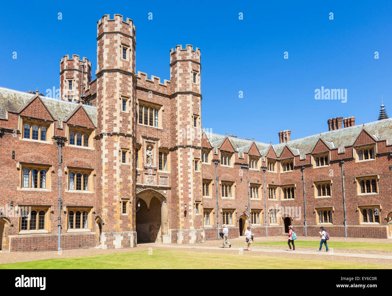 Gli studenti al di fuori della torre di Shrewsbury st Johns College di Cambridge University Cambridge Cambridgeshire England Regno Unito GB EU Europe Foto Stock