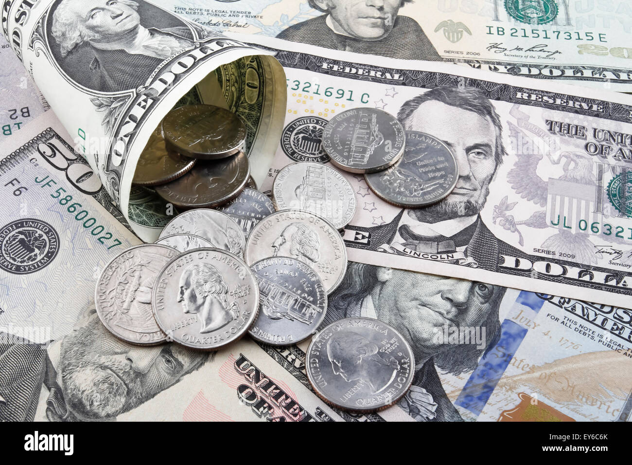 Dollari USA le monete e le banconote, con focus su un quarto di dollaro moneta. Foto Stock