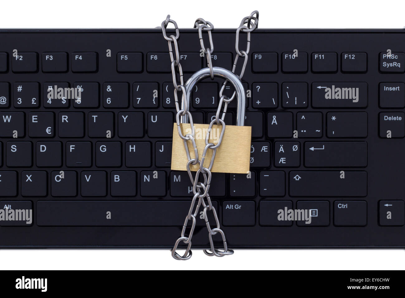 Tastiera protetta da catena di metallo e di una serratura, isolato su sfondo bianco. Concetto foto di Internet &computer security&sicurezza. Foto Stock